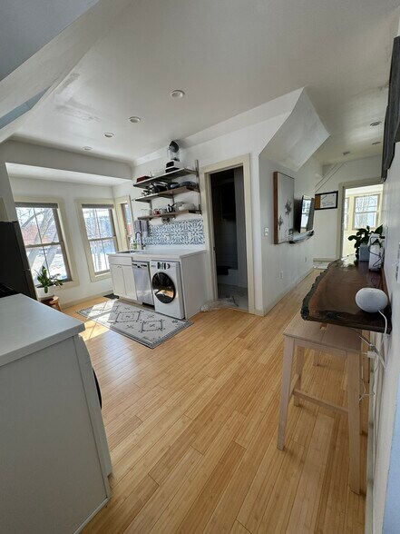 Building Photo - 44 Luck St