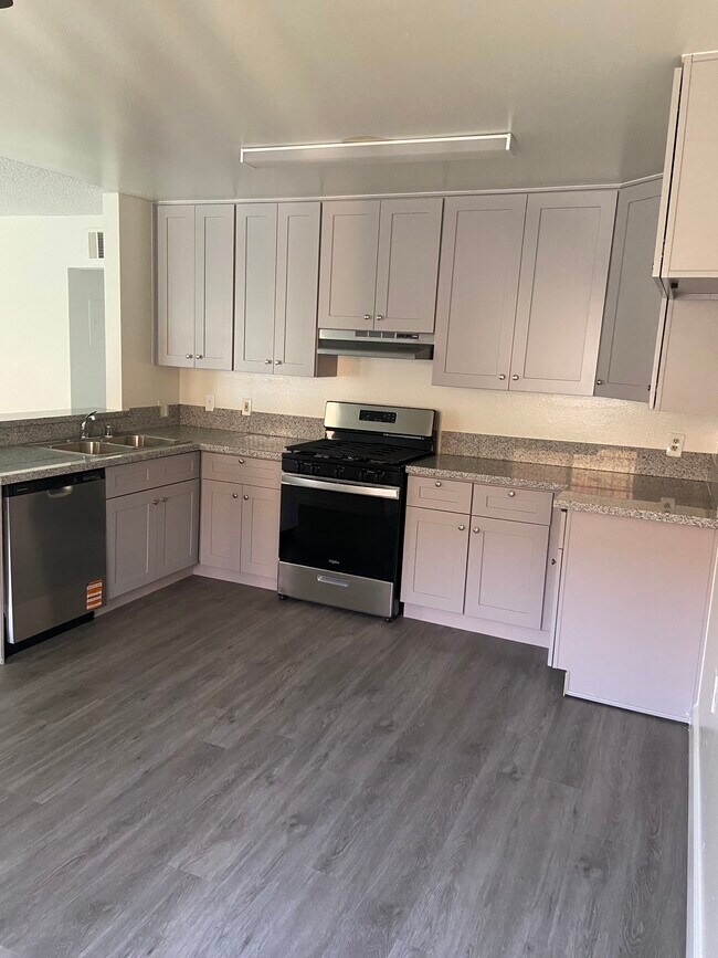 Building Photo - 4619 Rosewood Ave