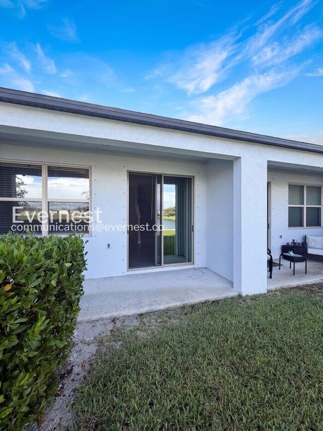 Building Photo - 3-Bed/2-Bath Town Home/Available Soon!