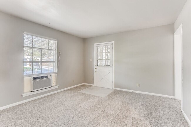 Building Photo - (**APP PENDING 06/13/23)  3 Bedroom / 1 Ba...