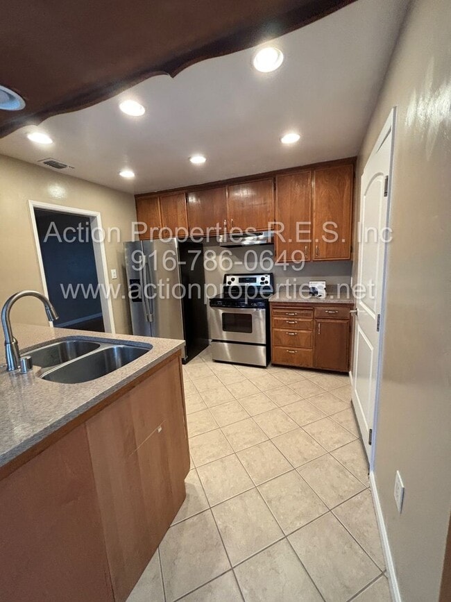 Building Photo - Move In Special! Central Roseville -  4 Bed, 2 Bath - Single Story - Separate Living and Family R...