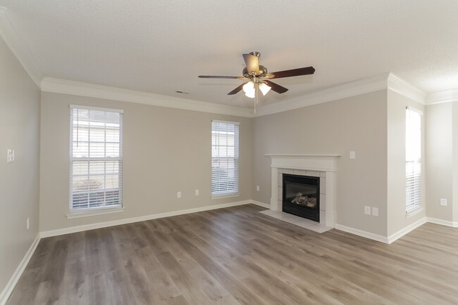 Building Photo - 707 Almora Dr