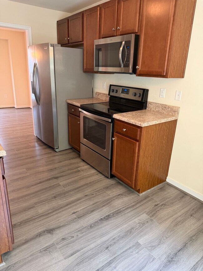 Building Photo - Move in today!