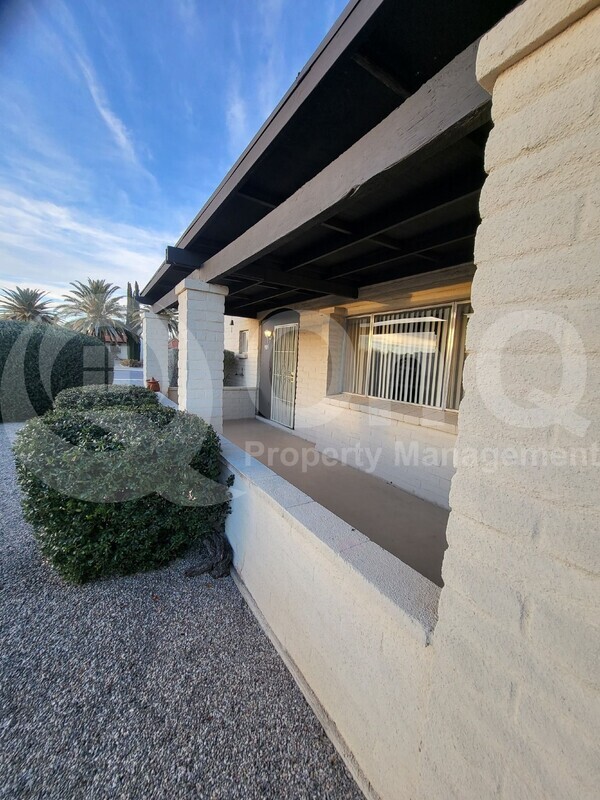 Building Photo - 905 S La Bellota