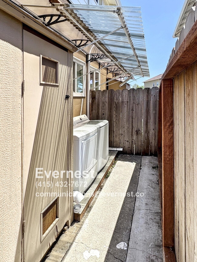 Building Photo - Charming 2-Bedroom, 1-Bathroom House in a ...