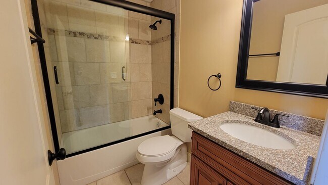 Building Photo - STUNNING LUXURY TOWNHOME 3 BEDROOM, 2 FULL...