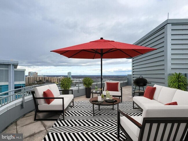 Building Photo - 8220 Crestwood Heights Dr