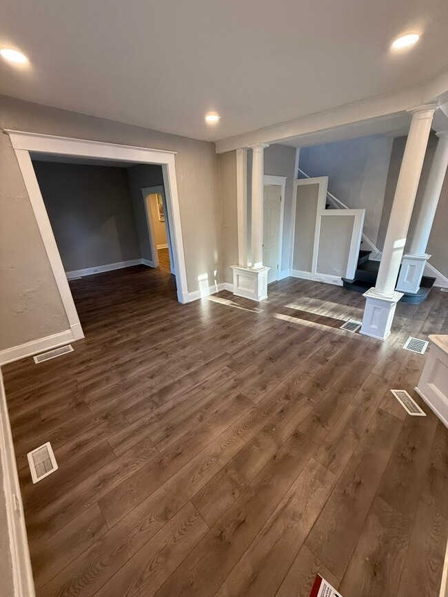 Building Photo - 659 Stebbins St