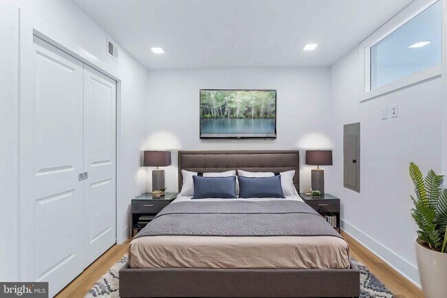 Building Photo - 701 N Henry St