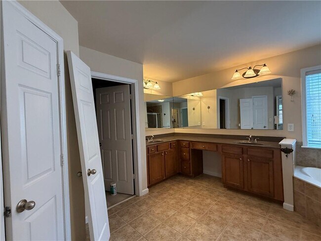 Building Photo - 2501 Royston Dr