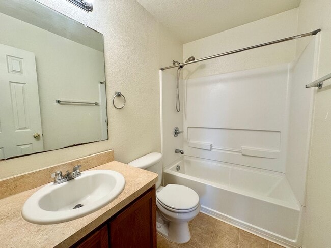 Building Photo - *COMING SOON* MOVE IN SPECIAL Beautifully Designed Two-Story Home with Loft and Garden Tub!