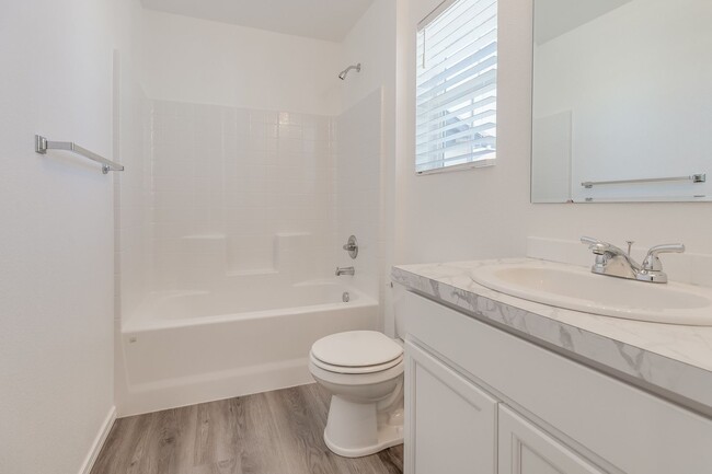 Building Photo - Beautiful 3 Bedroom Townhome for Lease!