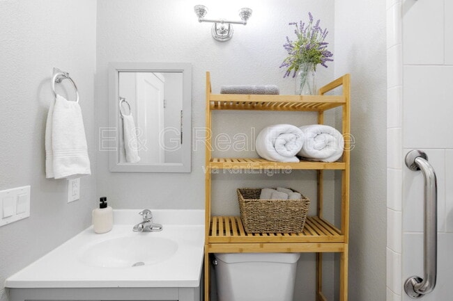 Building Photo - 3011 S Country Club Way