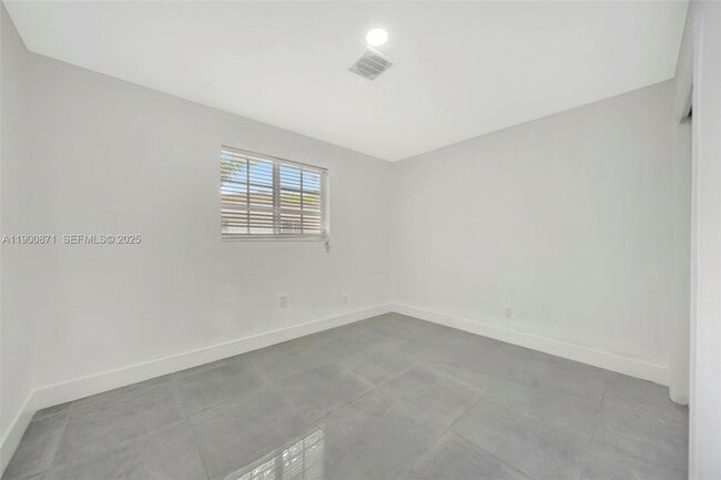 Building Photo - 840 NE 182nd St