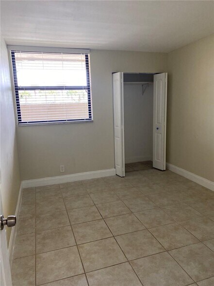 Building Photo - 115 Lake Emerald Dr