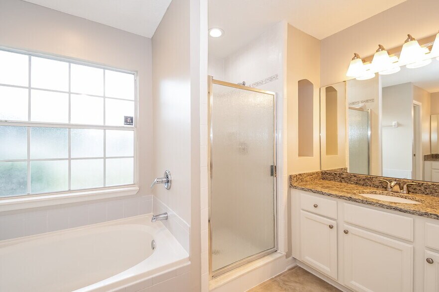 Building Photo - 8244 International Village Dr