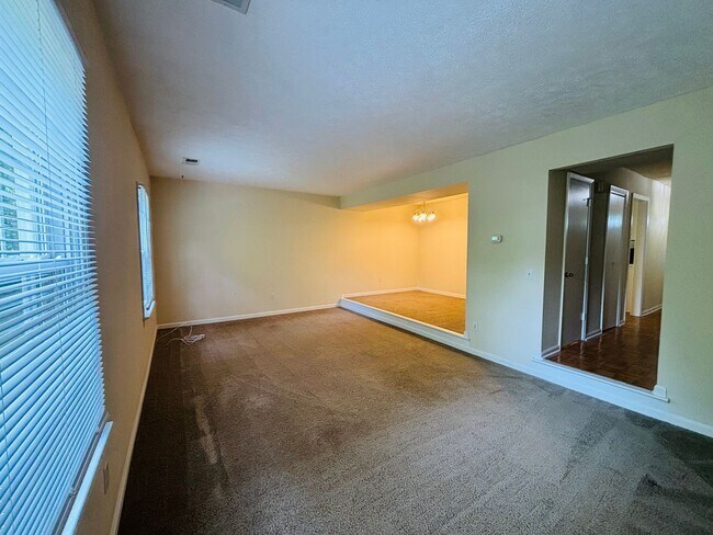 Building Photo - 4 Bedroom, 2.5 Bath Townhouse