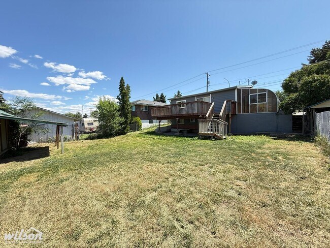 Building Photo - Large 3bd/1.5ba House in Selah, WA with a ...
