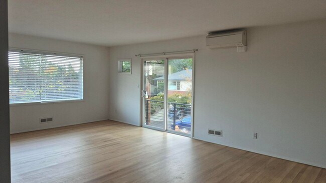 Building Photo - Amazing 2 Bedroom 1 Bath with View in NW P...