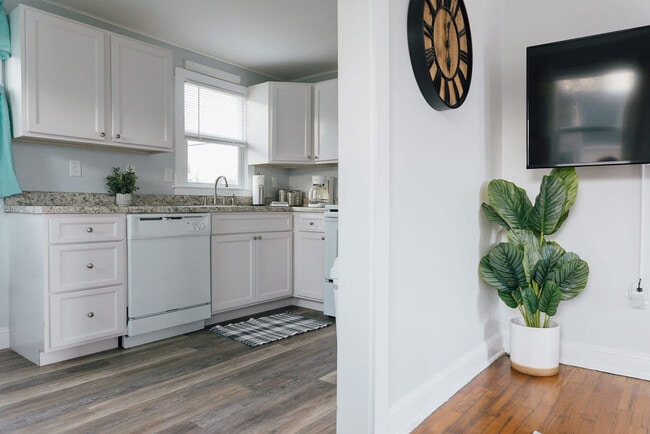 Building Photo - 905 Hill St