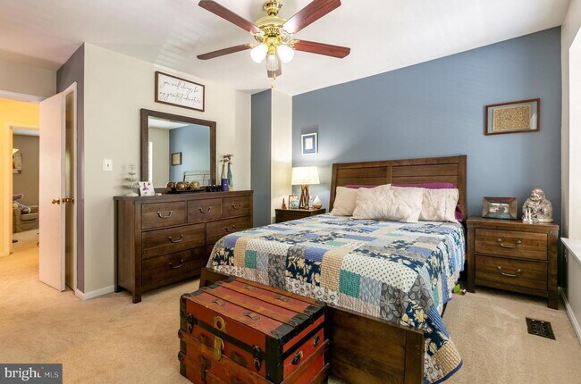 Building Photo - Stylish and Spacious Townhome with Open Floor Plan and Updated Kitchen