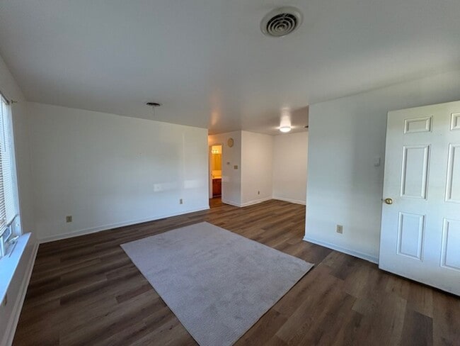 Building Photo - Single Level Half Duplex w/ Garage