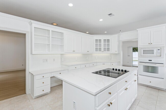 Building Photo - 5930 Hermitage Dr