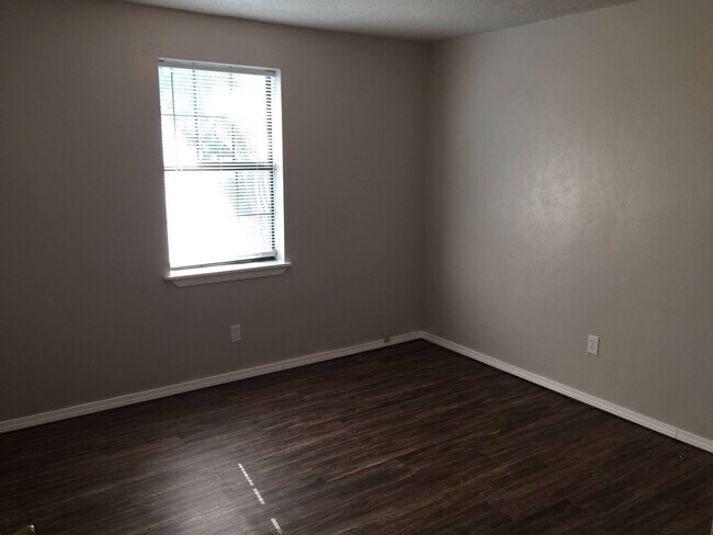 Building Photo - Adorable cottage is right in the heart of OKC!