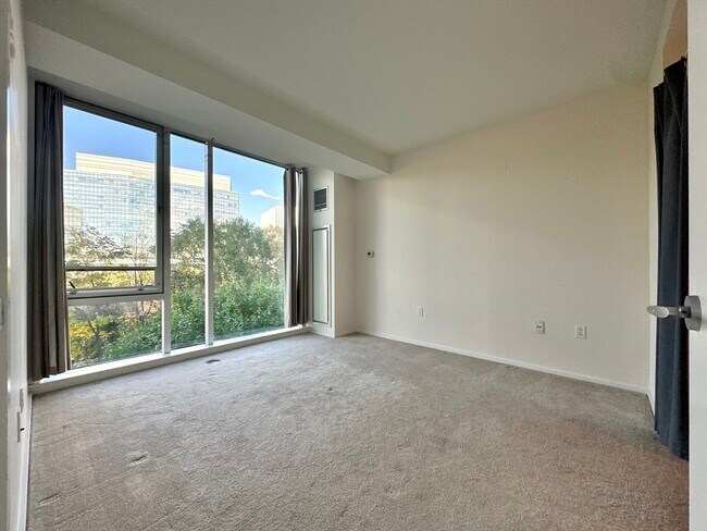 Building Photo - 2 Earhart St