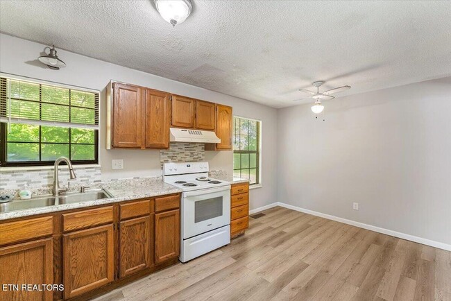 Building Photo - 5917 W Pine Ln