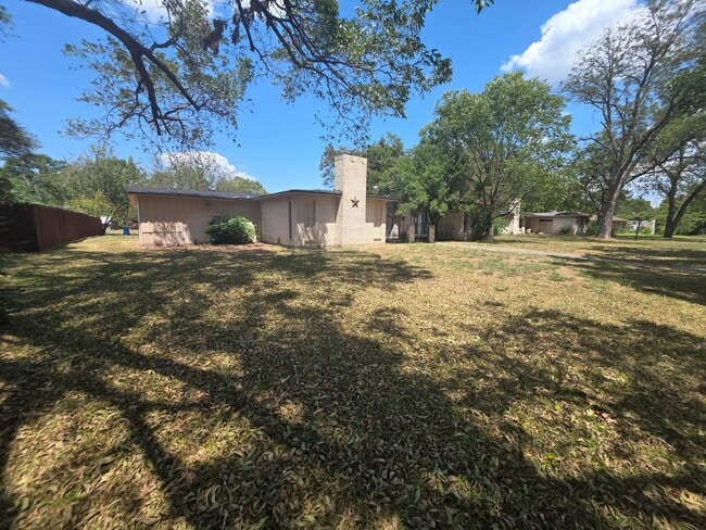 Building Photo - Charming 3-Bedroom Home on Spacious Lot Ne...