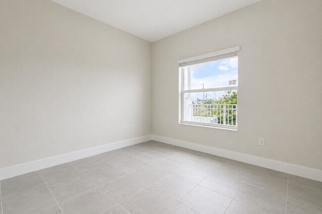 Building Photo - 3221-3409-3409 SW 8th Pl