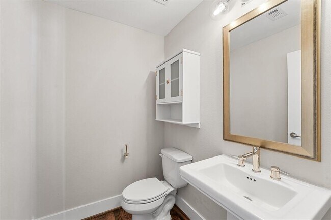 Building Photo - 5815 E Post Oak Ln