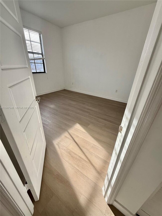 Building Photo - 673 NE 191st St