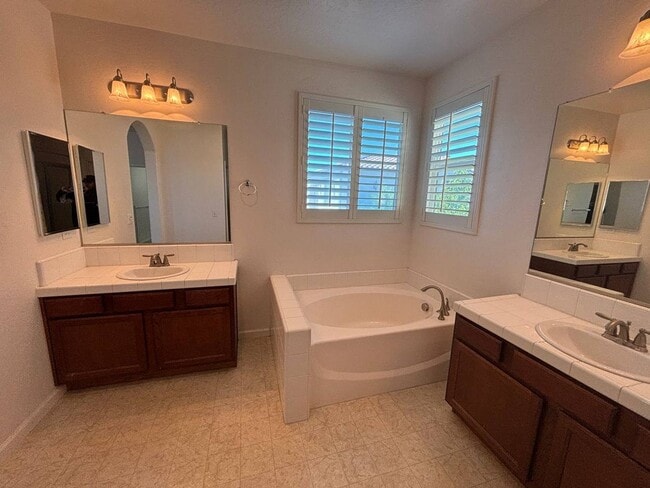 Building Photo - Beautiful 4 Bedroom Home Near Island Water...