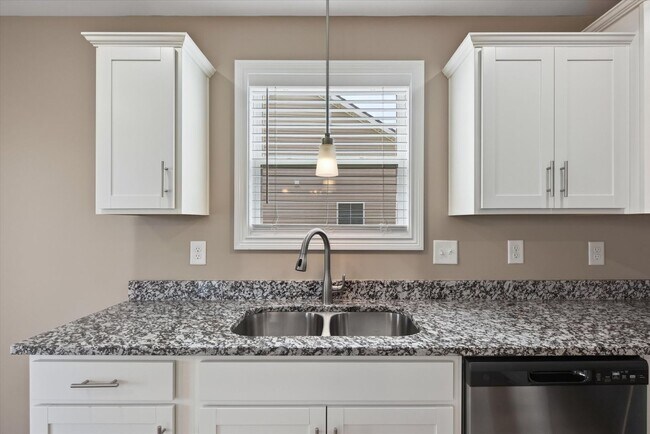 Building Photo - Pet Friendly Three Bedroom!
