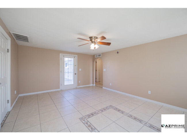 Building Photo - Charming 2/1 Phoenix House in a Prime Loca...