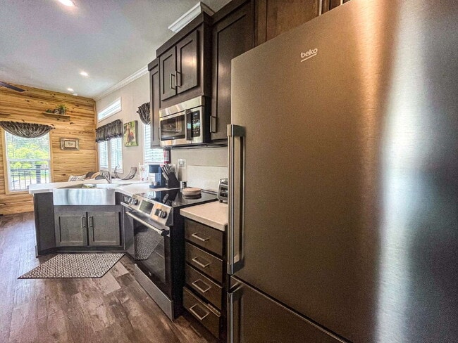 Building Photo - "Charming 2-Bedroom Retreat in River Ranch...