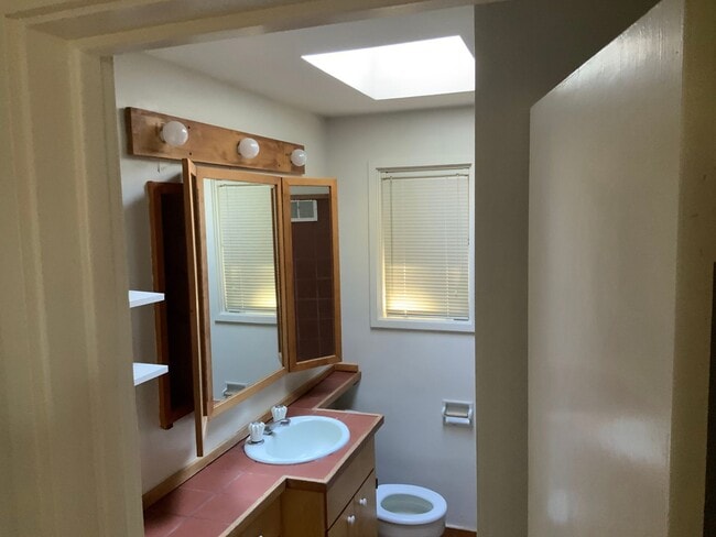 Building Photo - 3 Bedroom House in Hendrick's Park Area