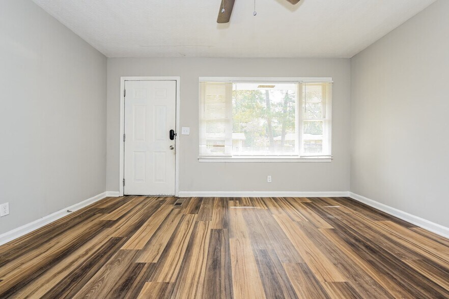Building Photo - 2315 Japonica Dr