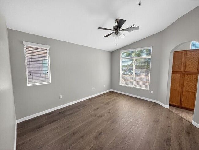 Building Photo - 4Bedroom/2.5Bath Townhome Ready for You!!