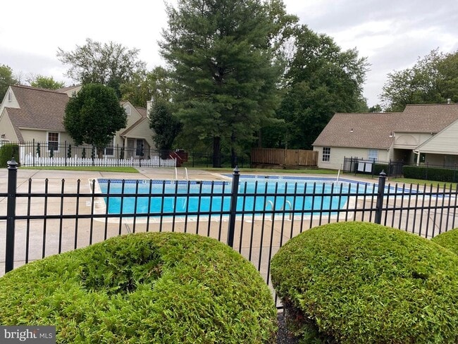 Building Photo - 1811 Hennessy Dr