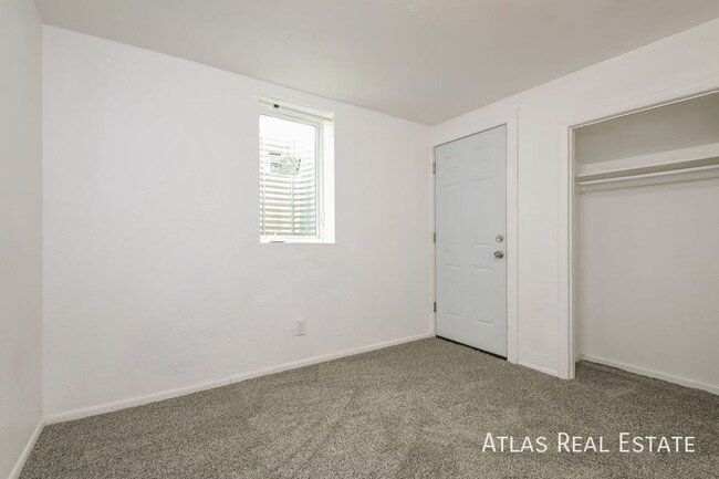 Building Photo - TWO WEEKS FREE RENT! Cozy 2 Bedroom, 1 Bat...