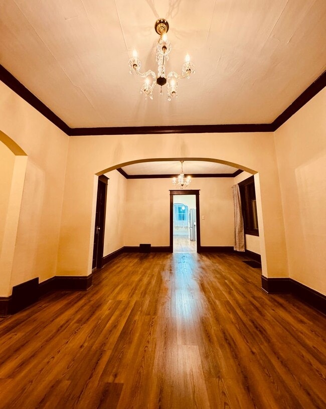 Building Photo - Cute, remodeled home!!