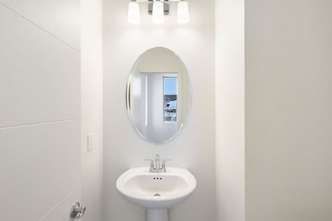 Building Photo - Summerlin Beauty With Bed and Bath On 1st Floor
