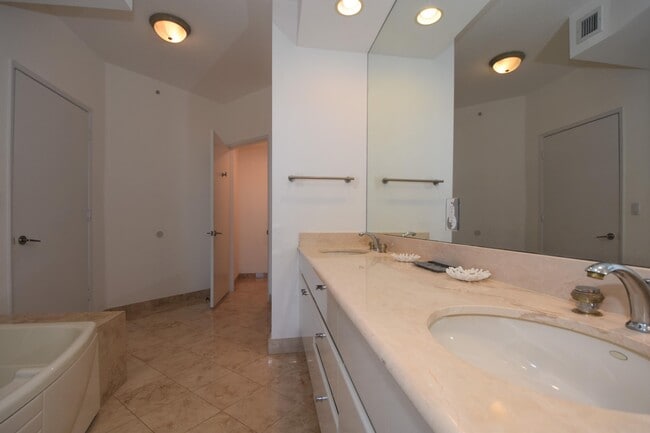 Building Photo - 707 Crandon Blvd