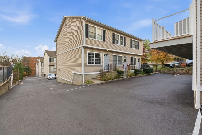 Building Photo - 48 Strawberry Hill Ave