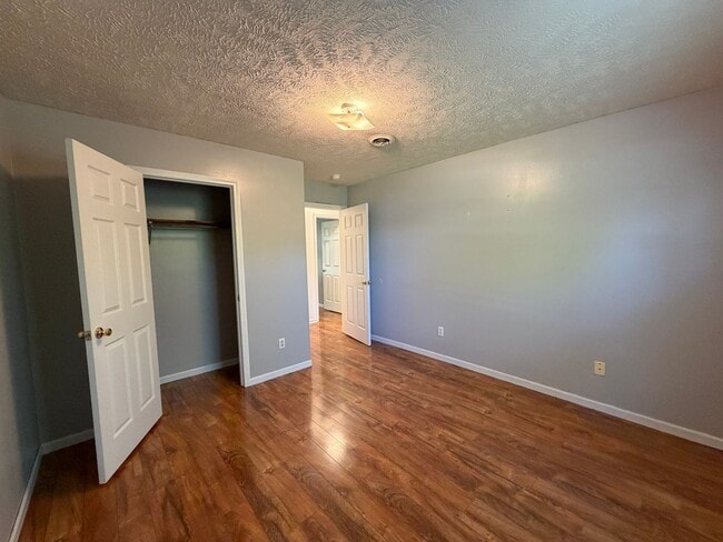 Building Photo - 3-Bedroom Home in Quiet Neighborhood Located in St. Robert, MO!