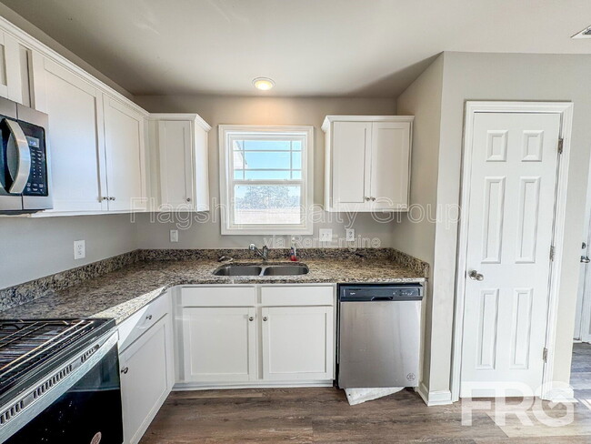 Building Photo - 102 Michael Thomas Pl