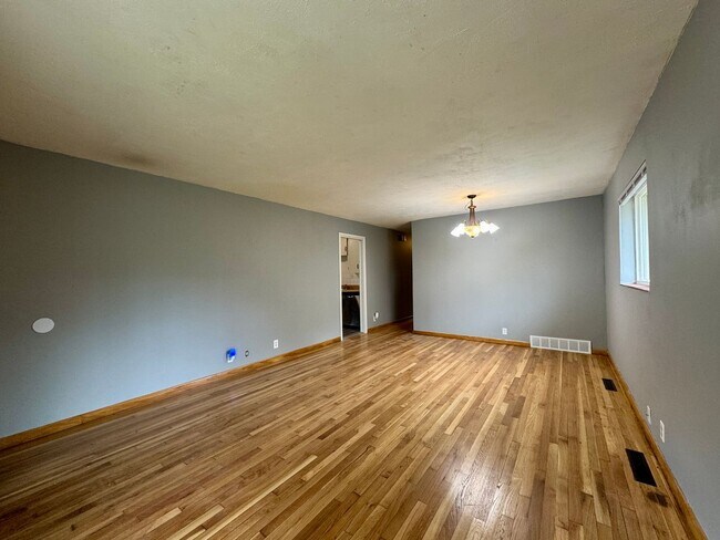 Building Photo - 3 Bedroom Home Walking distance to Sloan Lake & Highlands! Available NOW!!